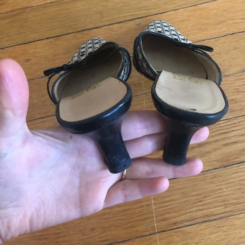 Vintage Ferragamo kitten heels - Picture 3 of 6